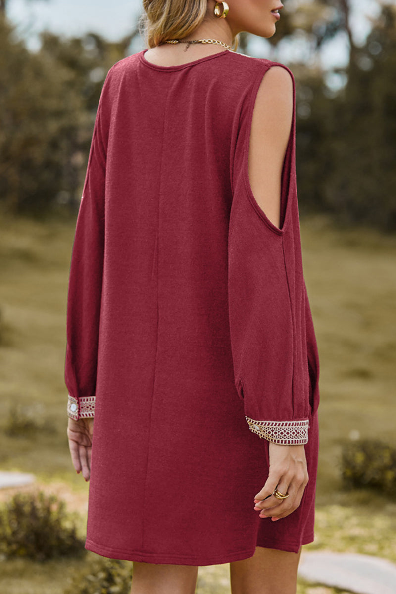 Aria | Casual Dress with V-Neck Lace Trim - Elle & Milo